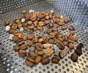 Sỏi đá có thể lẫn trong hạt cà phê đã rang